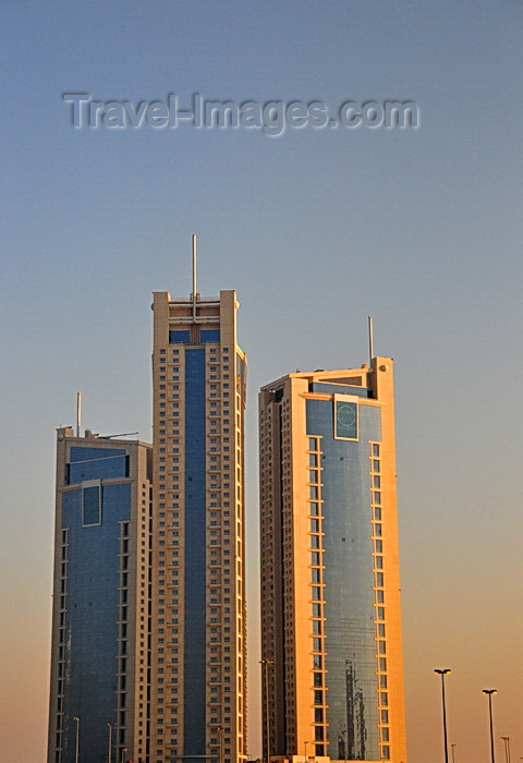bahrain65: Manama, Bahrain: Abraj Al Lulu residential towers - Gold Pearl, Silver Pearl and the Black Pearl towers - freehold luxury apartments - architect Jafar Tukan - photo by M.Torres - (c) Travel-Images.com - Stock Photography agency - Image Bank