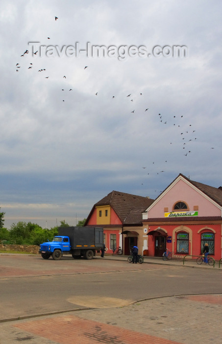 belarus104: Mir, Karelicy raion, Hrodna Voblast, Belarus: shops and birds - photo by A.Dnieprowsky - (c) Travel-Images.com - Stock Photography agency - Image Bank