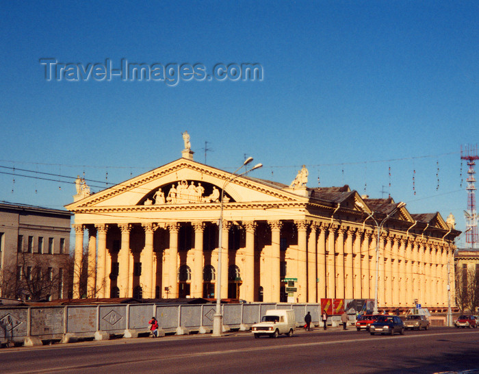 belarus15: Minsk: classical Greek - Trade Unions' Palace of Cukture - architect V. Ershov (photo by Miguel Torres) - (c) Travel-Images.com - Stock Photography agency - Image Bank
