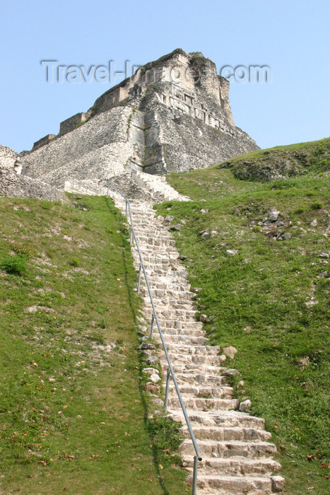 belize41: Belize - Xunantinich, Cayo district: Mayan pyramid - stairs to 'El Castillo' - ruin - ruinas maias - photo by C.Palacio - (c) Travel-Images.com - Stock Photography agency - Image Bank