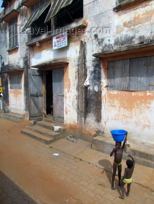 benin12: Porto-Novo / Hogbonou / Adjacé, Benin: street scene - kids and old colonial houses - immeuble a bailler - photo by G.Frysinger - (c) Travel-Images.com - Stock Photography agency - Image Bank