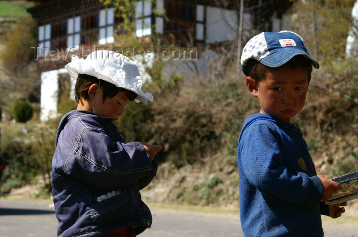 bhutan150: Bhutan - Children, on the road to the Haa valley - photo by A.Ferrari - (c) Travel-Images.com - Stock Photography agency - Image Bank