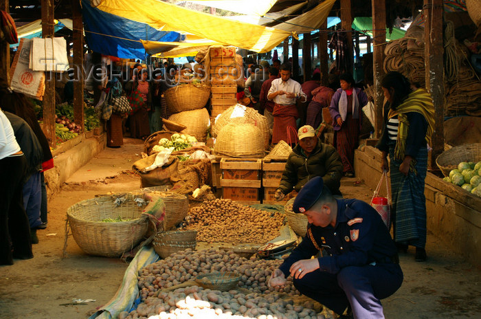 bhutan182: Bhutan - Thimphu - the market - policeman buying patatoes - photo by A.Ferrari - (c) Travel-Images.com - Stock Photography agency - Image Bank