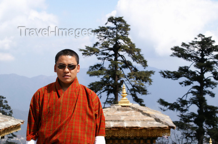 bhutan247: Bhutan - cool Bhutanese guide, in Dochu La pass - photo by A.Ferrari - (c) Travel-Images.com - Stock Photography agency - Image Bank