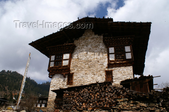 bhutan365: Bhutan - Shingkhar - Bhutanese farm building - photo by A.Ferrari - (c) Travel-Images.com - Stock Photography agency - Image Bank