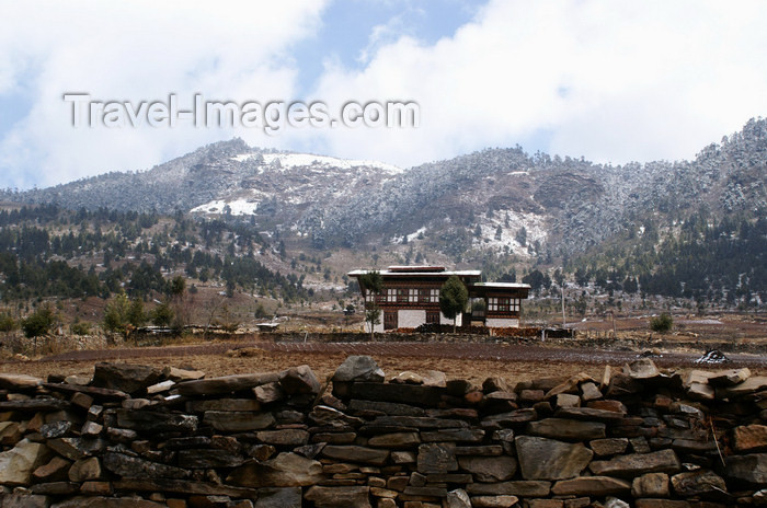 bhutan386: Bhutan - Ura valley - House and mountains covered with snow - photo by A.Ferrari - (c) Travel-Images.com - Stock Photography agency - Image Bank