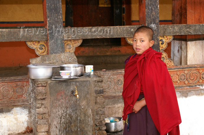 bhutan72: Bhutan - Paro: young monk, inside Paro Dzong - photo by A.Ferrari - (c) Travel-Images.com - Stock Photography agency - Image Bank