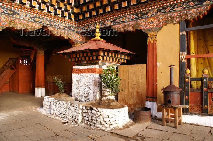 bhutan77: Bhutan - Paro: a small chorten inside the Paro Dzong - photo by A.Ferrari - (c) Travel-Images.com - Stock Photography agency - Image Bank