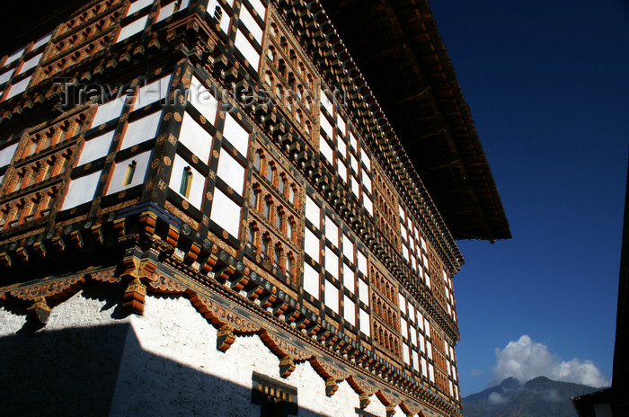 bhutan97: Bhutan - Paro: Gangtey palace - timber frame walls - photo by A.Ferrari - (c) Travel-Images.com - Stock Photography agency - Image Bank