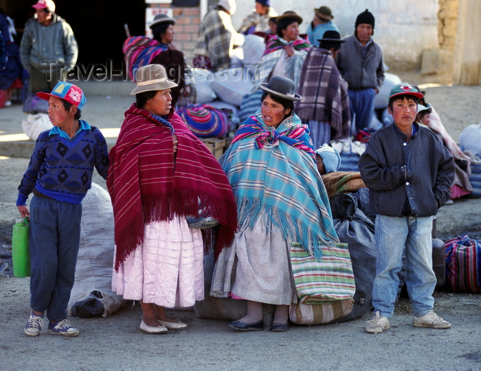 bolivia127: El Alto, La Paz department, Bolivia: Aymara ladies chat while waiting for their bus - photo by C.Lovell - (c) Travel-Images.com - Stock Photography agency - Image Bank