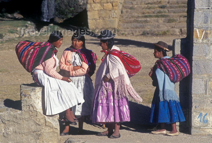 bolivia140: Isla del Sol, Lake Titicaca, Manco Kapac Province, La Paz Department, Bolivia: Aymara women visit in their village of Yumani - photo by C.Lovell - (c) Travel-Images.com - Stock Photography agency - Image Bank