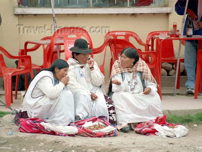 bolivia33: Copacabana, Manco Kapac Province, La Paz Department, Bolivia: indian women have a snack - photo by M.Bergsma - (c) Travel-Images.com - Stock Photography agency - Image Bank