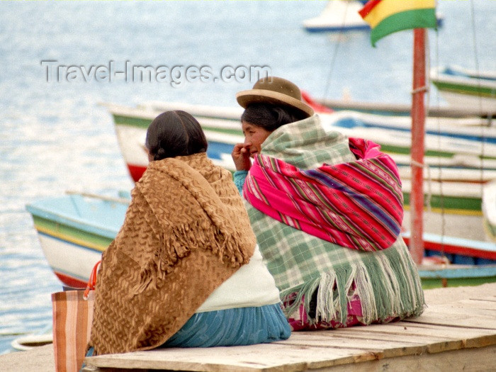 bolivia42: Copacabana, Manco Kapac Province, La Paz Department, Bolivia: Aymara women on the lakeside - Lake Titicaca - photo by M.Bergsma - (c) Travel-Images.com - Stock Photography agency - Image Bank