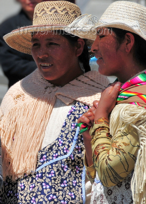 bolivia53: La Paz, Bolivia: indigenous women chatting - Paceñas - photo by M.Torres - (c) Travel-Images.com - Stock Photography agency - Image Bank