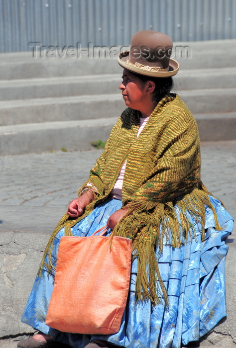 bolivia56: La Paz, Bolivia: Aymara woman with Chola dress, bowler hat and shawl rests in Plaza de los Héroes - photo by M.Torres - (c) Travel-Images.com - Stock Photography agency - Image Bank