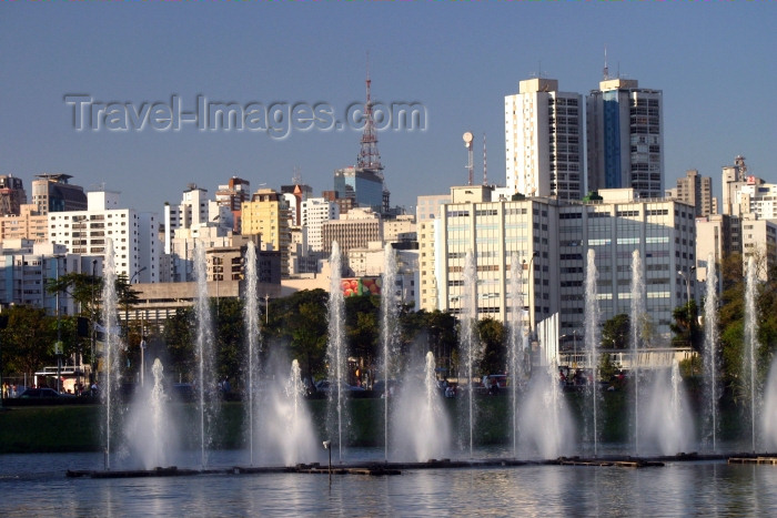 brazil209: Brazil / Brasil - São Paulo: fountains at Parque Ibirapuera (photo by N.Cabana) - (c) Travel-Images.com - Stock Photography agency - Image Bank