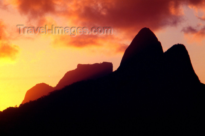 brazil379: Brazil / Brasil - Rio de Janeiro: sunset - Gavea  Stone / Pedra da Gávea - pôr do sol - photo by Lewi Moraes - (c) Travel-Images.com - Stock Photography agency - Image Bank