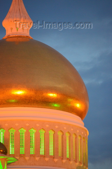 brunei6: Bandar Seri Begawan, Brunei Darussalam: Sultan Omar Ali Saifuddin mosque - golden dome in the evening sky - photo by M.Torres - (c) Travel-Images.com - Stock Photography agency - Image Bank