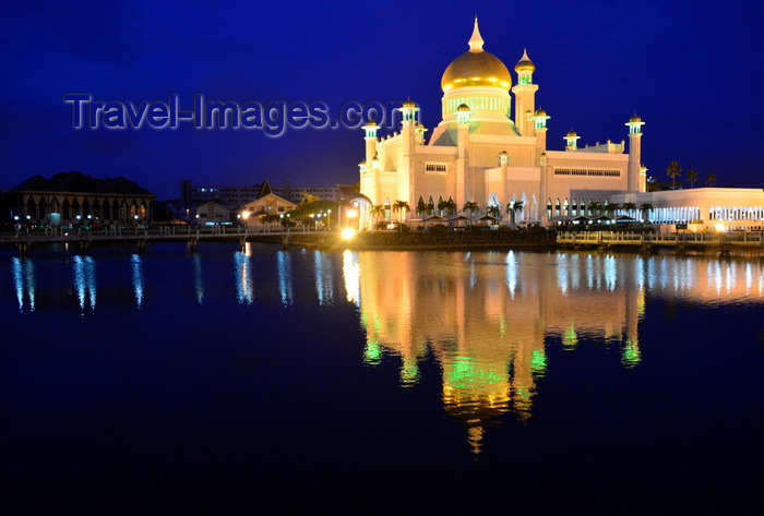 brunei8: Bandar Seri Begawan, Brunei Darussalam: Sultan Omar Ali Saifuddin mosque seen at night - water reflection - photo by M.Torres - (c) Travel-Images.com - Stock Photography agency - Image Bank