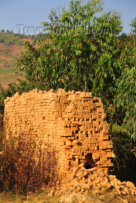 burundi86: Muramvya province, Burundi: brick kiln - traditional brick oven - artisanal construction material production, using clay from the valley below and fired with wood - photo by M.Torres - (c) Travel-Images.com - Stock Photography agency - Image Bank