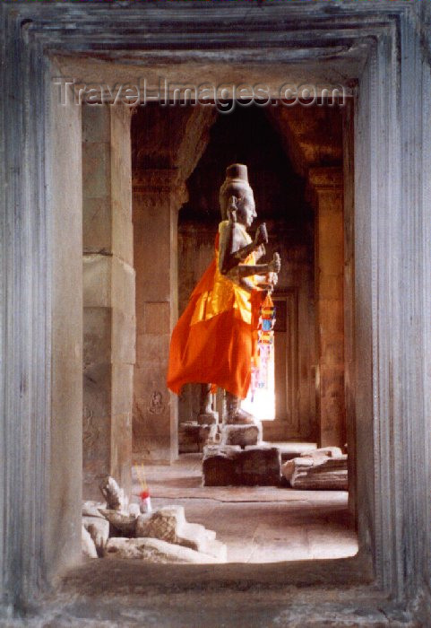 cambodia34: Angkor, Cambodia / Cambodge: Angkor Wat - Vishnu in the wind - photo by Miguel Torres - (c) Travel-Images.com - Stock Photography agency - Image Bank