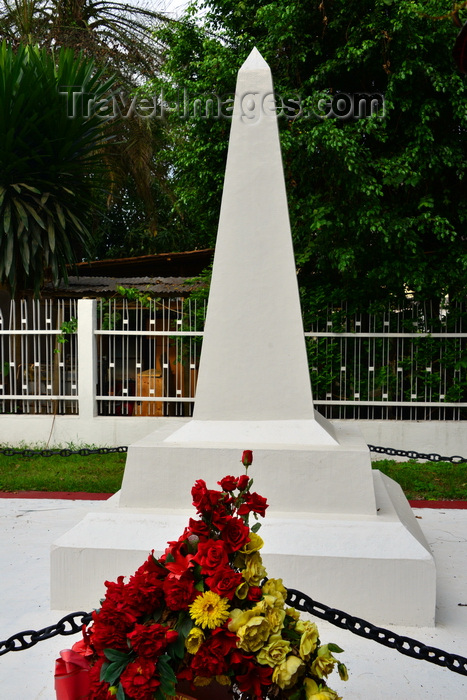 cameroon6: Douala,Cameroon: white obelisk - tomb with flowers downtown, by the gardens of the Chamber of Commerce - photo by M.Torres - (c) Travel-Images.com - Stock Photography agency - Image Bank