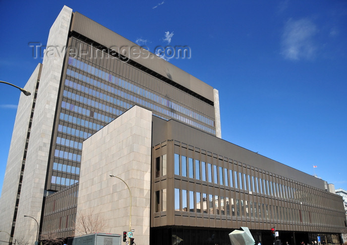 canada596: Montreal, Quebec, Canada: the modern courthouse - Palace of Justice - Pierre Boulva and Jacques David architects - Palais de justice moderne - view from blvd Saint-Laurent, corner rue Notre-Dame Est - Vieux-Montréal - photo by M.Torres - (c) Travel-Images.com - Stock Photography agency - Image Bank