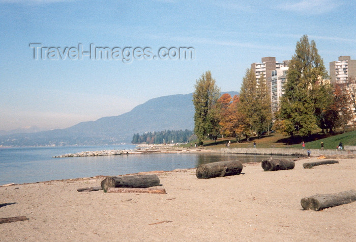 canada6: Canada / Kanada - Vancouver: Logs on the beach - English bay - photo by M.Torres - (c) Travel-Images.com - Stock Photography agency - Image Bank