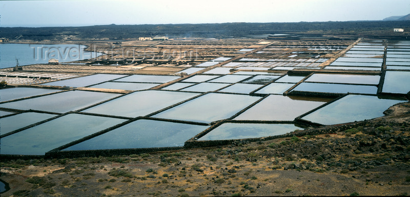 canary69: Janubio, Lanzarote, Canary Islands: old salt pans - shallow open pans used to evaporate brine for the production of salt / Salinas del Janubio - photo by W.Allgöwer - (c) Travel-Images.com - Stock Photography agency - Image Bank
