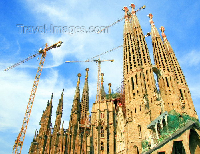 catalon140: Barcelona, Catalonia: cranes and spires - Antoni Gaudí designed Temple Expiatori de la Sagrada Familia always under construction - photo by B.Henry - (c) Travel-Images.com - Stock Photography agency - Image Bank