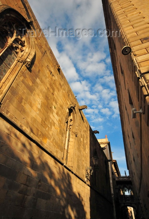 catalon246: Barcelona, Catalonia: Bisbe street between the Cathedral and Palau Episcopal with the Bisbe bridge between the Palau de la Generalitat and Cases dels Canonges, Barri Gòtic, Ciutat Vella - photo by M.Torres - (c) Travel-Images.com - Stock Photography agency - Image Bank