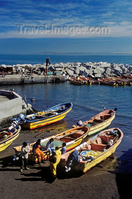 chile182: Concon village, Valparaíso region, Chile: fishing boats and fisherman north of Valparaiso along the Pacific - photo by C.Lovell - (c) Travel-Images.com - Stock Photography agency - Image Bank