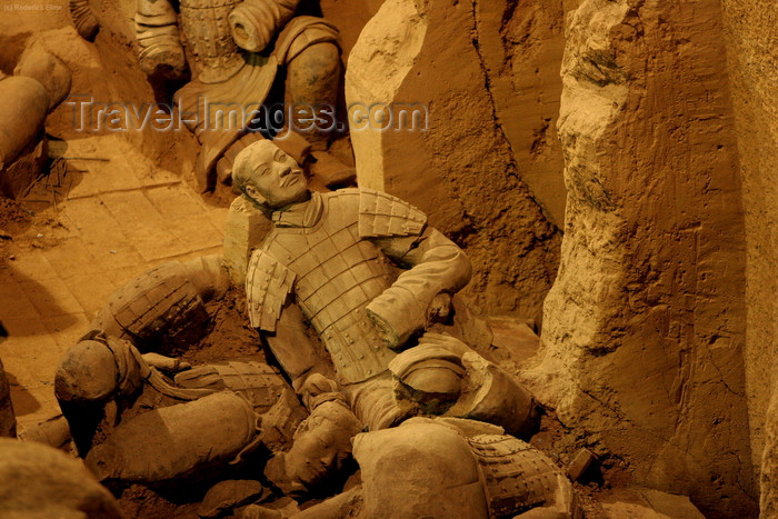 china184: Xian, Shanxi Province, China: porcelain Massacre - terracotta warriors in turmoil - Unesco World Heritage site - photo by R.Eime - (c) Travel-Images.com - Stock Photography agency - Image Bank