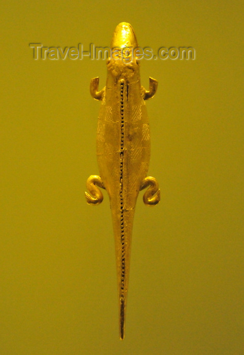 colombia163: Bogotá, Colombia: Gold Museum - Museo del Oro - pendant - gold lizard - 10th century - middle Cauca region - photo by M.Torres - (c) Travel-Images.com - Stock Photography agency - Image Bank