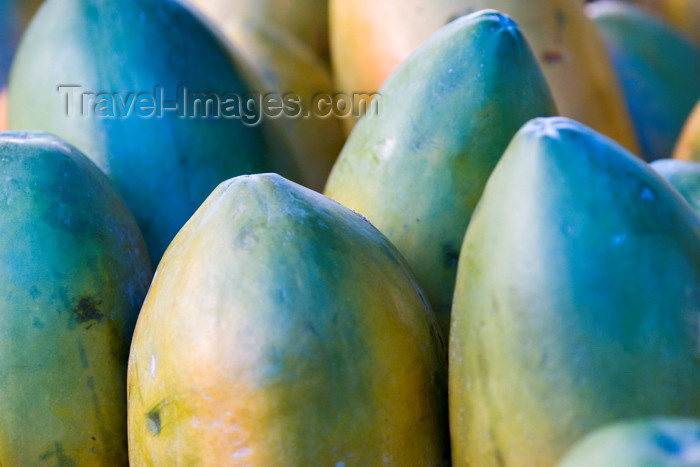 costa-rica28: Costa Rica - Alajuela province: papayas for sale at a Costarican roadside market - Carica papaya - photo by H.Olarte - (c) Travel-Images.com - Stock Photography agency - Image Bank
