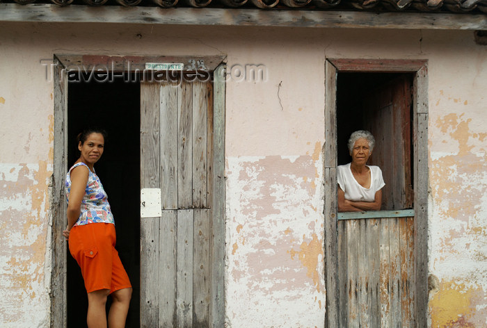cuba83: Cuba - Holguín - two women, two doors - photo by G.Friedman - (c) Travel-Images.com - Stock Photography agency - Image Bank