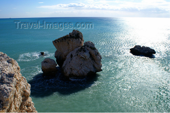 cyprus125: Petra Tou Romiou - Paphos district, Cyprus: islet and horizon - photo by A.Ferrari - (c) Travel-Images.com - Stock Photography agency - Image Bank