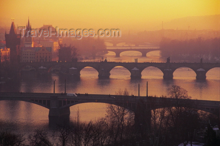 czech203: Czech Republic - Prague: four bridges and the Vltava - red sky (photo by M.Gunselman) - (c) Travel-Images.com - Stock Photography agency - Image Bank
