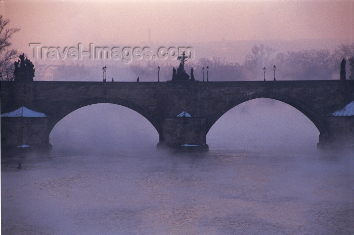 czech206: Czech Republic - Prague: Charles bridge in the mist - at dawn (photo by M.Gunselman) - (c) Travel-Images.com - Stock Photography agency - Image Bank