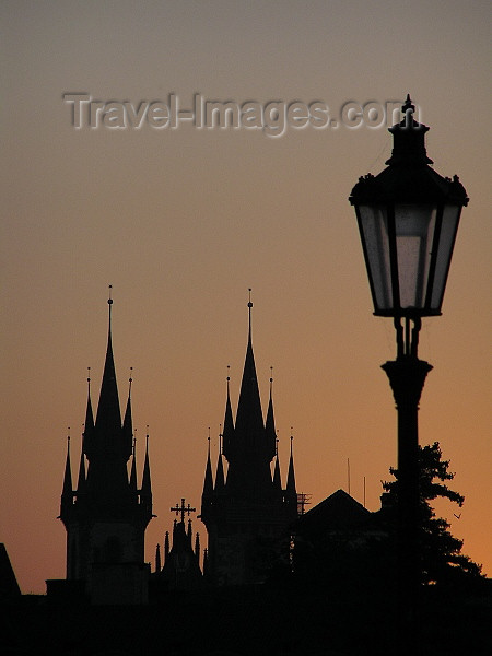 czech473: Prague, Czech Republic: Charles bridge at dawn - silhouette of the Church of Our Lady Before Tyn - photo by J.Kaman - (c) Travel-Images.com - Stock Photography agency - Image Bank