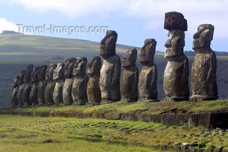 easter4: Easter island / Ilha da Pascoa / Isla de Pascua - Tonguriki: ahu - line of statues -  In the background (to the East) is the extinct volcanic peak of Puakatiri - moais - Unesco world heritage site - photo by Roe Eime - (c) Travel-Images.com - Stock Photography agency - Image Bank