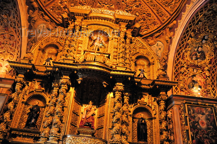 ecuador116: Quito, Ecuador: iglesia de La Compañía de Jesus - Jesuits' Church - gold leaf extravaganza of the lateral altar, with Solomonic columns, angels and saints - one of the Baroque masterpieces of South America - photo by M.Torres - (c) Travel-Images.com - Stock Photography agency - Image Bank