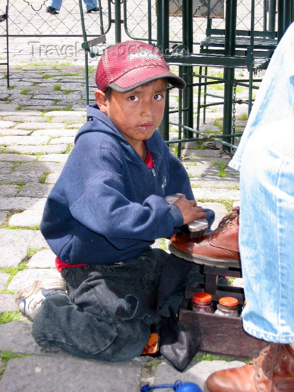 ecuador9: Ecuador - Quito: child labour - shoe shine - people - South America (photo by Rod Eime) - (c) Travel-Images.com - Stock Photography agency - Image Bank