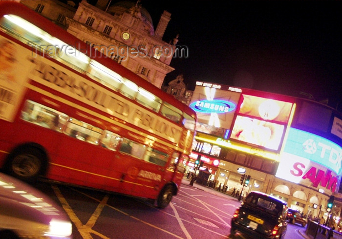 england158: London: Piccadilly circus - Routemaster bus at night - photo by K.White - (c) Travel-Images.com - Stock Photography agency - Image Bank