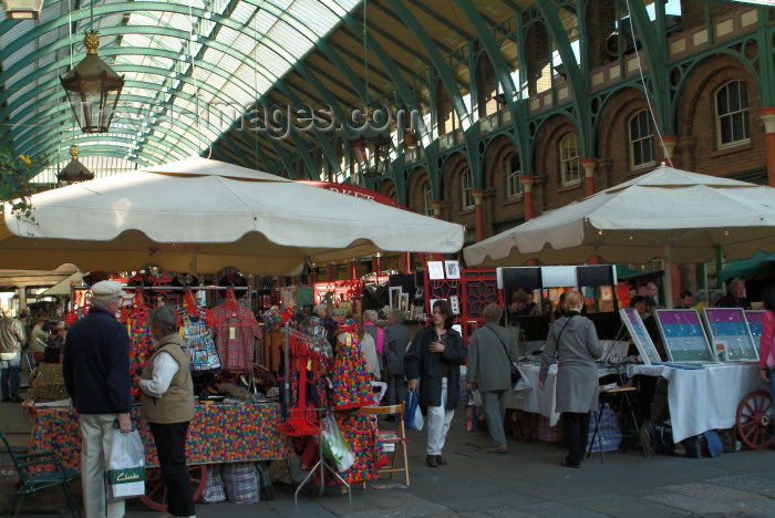 england215: England - London: Covent garden market - apple sellers - Camden - photo by K.White - (c) Travel-Images.com - Stock Photography agency - Image Bank