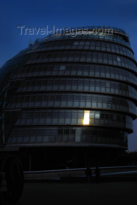 england468: London:  the City Hall - Leaning Tower of Pizzas or Fosters Nutsack - headquarters of the Greater London Authority and the Mayor of London - designed by Norman Foster - south bank - photo by M.Torres / Travel-Images.com - (c) Travel-Images.com - Stock Photography agency - Image Bank