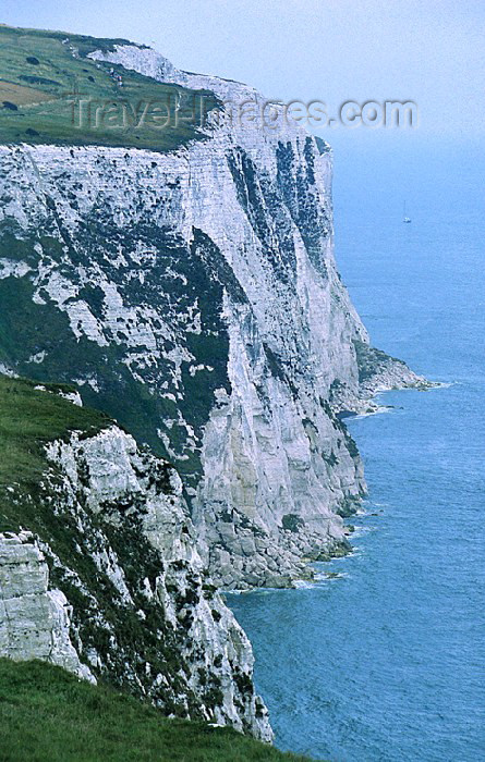 england65: England (UK) - Dover (Kent): the white cliffs of Kent - North Downs formation - English Channel - La Manche - Strait of Dover - photo by J.Banks - (c) Travel-Images.com - Stock Photography agency - Image Bank