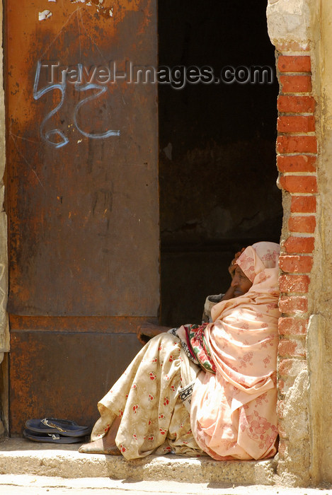 eritrea3: Eritrea - Asmara: a poor woman in a door frame - photo by E.Petitalot - (c) Travel-Images.com - Stock Photography agency - Image Bank