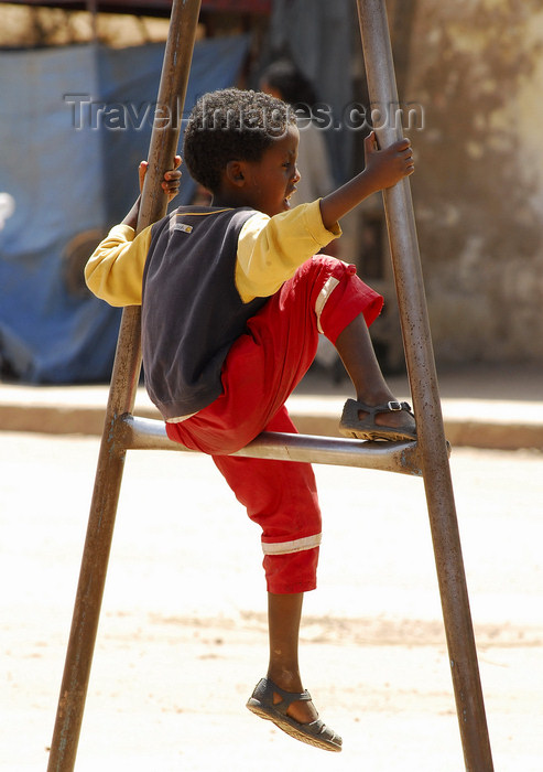 eritrea41: Eritrea - Keren, Anseba region: child sitting on an iron frame - photo by E.Petitalot - (c) Travel-Images.com - Stock Photography agency - Image Bank