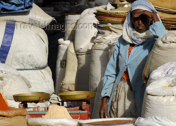 eritrea6: Eritrea - Asmara: a woman waiting for customers at the cereals market - weighing scale - photo by E.Petitalot - (c) Travel-Images.com - Stock Photography agency - Image Bank